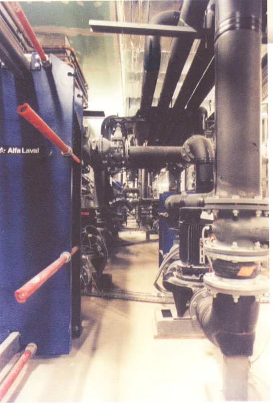 Connection to a seawater-cooled heat exchanger